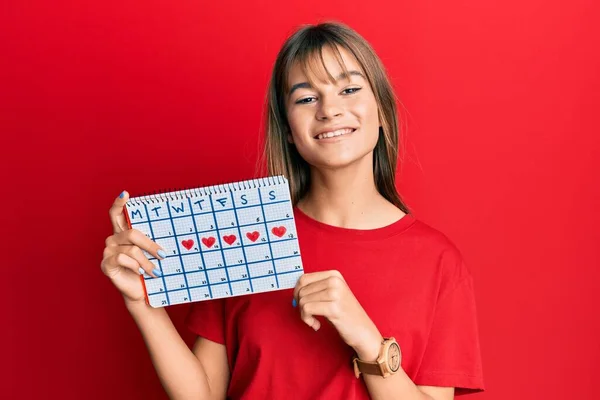 Adolescente Caucásica Chica Sosteniendo Calendario Del Corazón Mirando Positiva Feliz —  Fotos de Stock