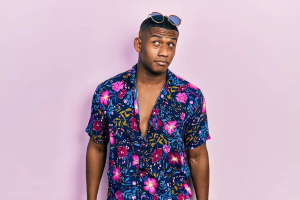 Joven Hombre Negro Con Camisa Hawaiana Gafas Sol Sonriendo Mirando — Foto de Stock