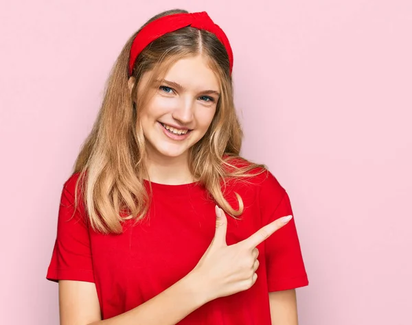 Belle Jeune Fille Caucasienne Portant Casual Shirt Rouge Gai Avec — Photo