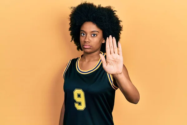 Joven Mujer Afroamericana Con Uniforme Baloncesto Haciendo Dejar Cantar Con —  Fotos de Stock