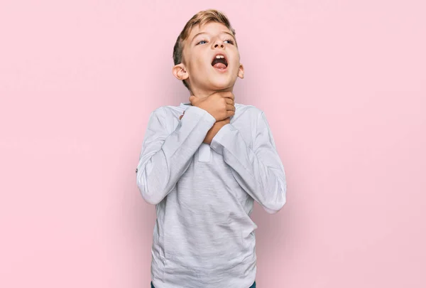 Pequeño Chico Caucásico Usando Ropa Casual Gritando Sofocándose Porque Estrangulamiento — Foto de Stock