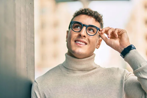 Ung Latinamerikansk Man Ler Glada Bär Glasögon Staden — Stockfoto