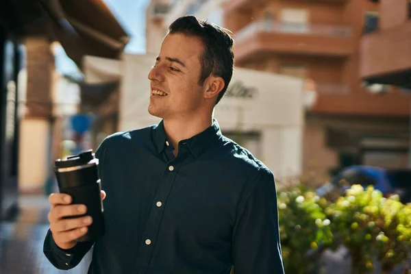 Junger Hispanischer Mann Lächelt Glücklich Und Trinkt Kaffee Der Stadt — Stockfoto