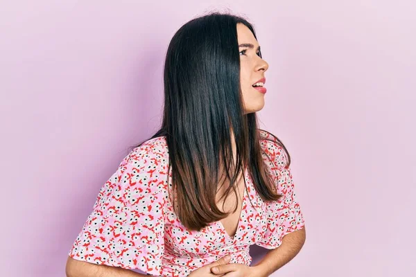 Mujer Morena Joven Con Vestido Verano Con Mano Estómago Porque —  Fotos de Stock