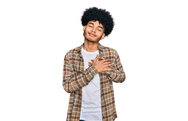 Giovane Uomo Afro Americano Con Capelli Afro Indossa Abiti Casual — Foto Stock