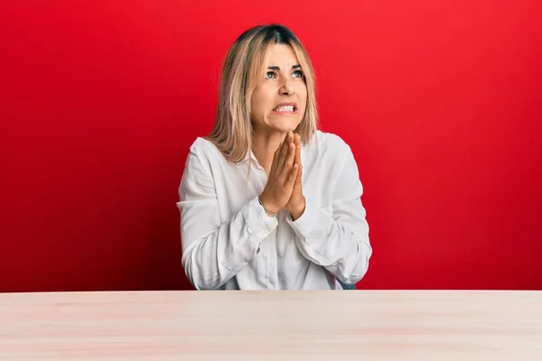 Mulher Caucasiana Jovem Vestindo Roupas Casuais Sentado Mesa Implorando Orando — Fotografia de Stock