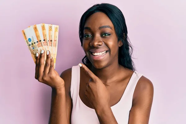 Mladá Africká Americká Žena Držící Filipínské Peso Bankovky Úsměvem Ukazující — Stock fotografie
