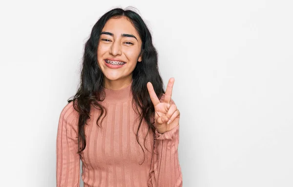Латиноамериканка Подросток Зубными Брекетами Повседневной Одежде Показывающая Пальцами Номер Два — стоковое фото