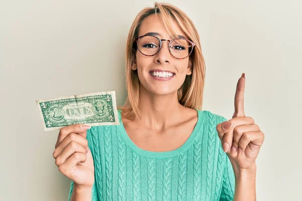 Mulher Loira Bonita Segurando Nota Dólar Sorrindo Com Uma Ideia — Fotografia de Stock