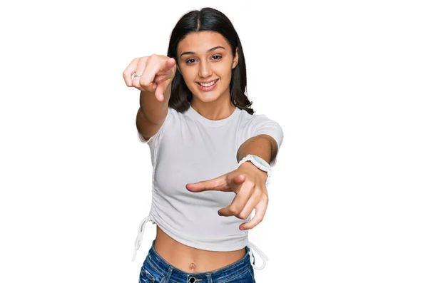 Jong Hispanic Meisje Dragen Casual Wit Shirt Wijzend Naar Camera — Stockfoto