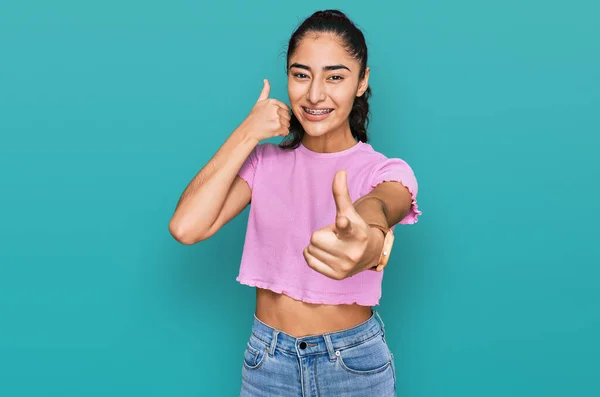 Hispánská Puberťačka Zubními Rovnátky Oblečená Neformálního Oblečení Usmívá Mluví Telefonu — Stock fotografie