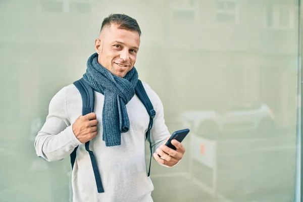 Mladý Běloch Student Muž Usměvavý Šťastný Pomocí Smartphone Městě — Stock fotografie