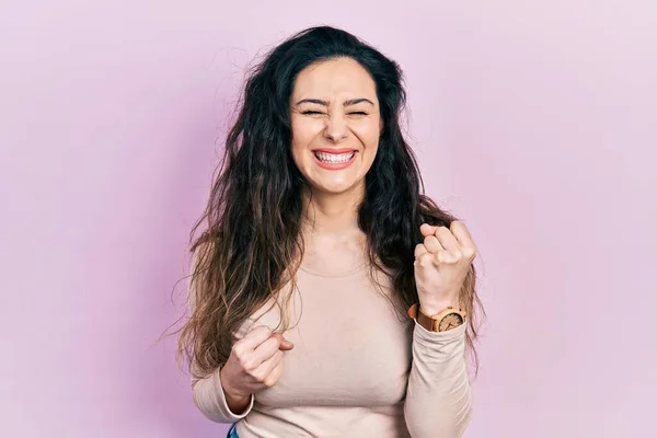 Mujer Hispana Joven Vestida Con Ropa Casual Celebrando Sorprendida Sorprendida — Foto de Stock