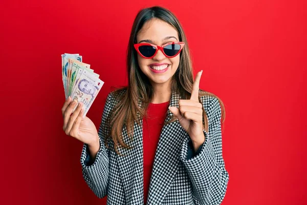 Junge Brünette Frau Mit Singapore Dollarnoten Die Mit Einer Idee — Stockfoto