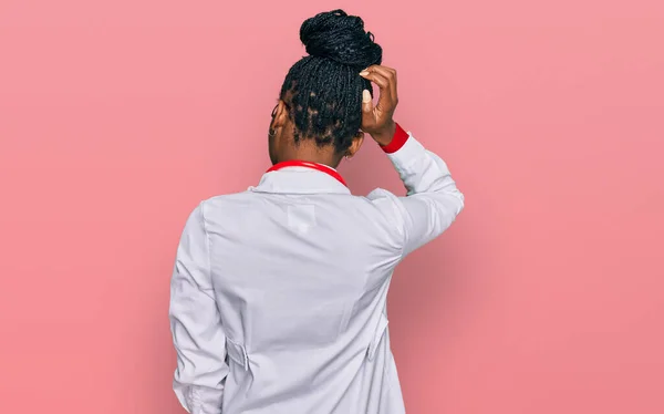 Jeune Femme Afro Américaine Portant Uniforme Médecin Stéthoscope Envers Pensant — Photo