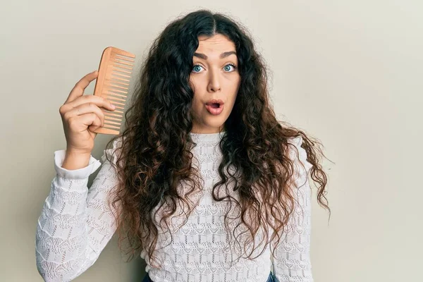 Jeune Femme Brune Aux Cheveux Bouclés Coiffant Les Cheveux Aide — Photo
