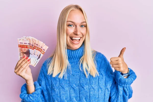 Mladá Blondýnka Drží 100 Norských Korunových Bankovek Veselým Pozitivním Úsměvem — Stock fotografie