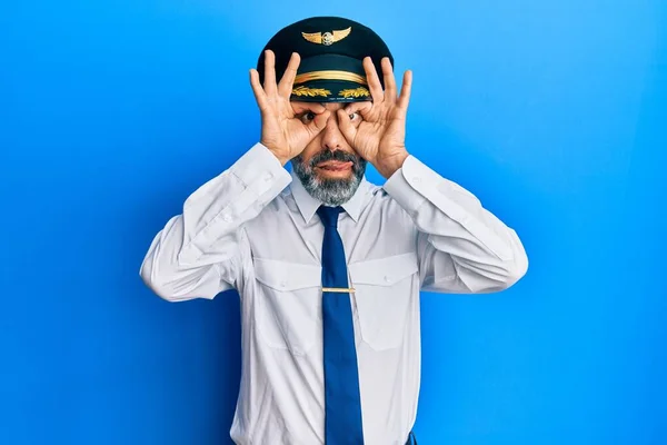 Középkorú Férfi Szakállal Ősz Hajjal Repülőpilóta Egyenruhát Visel Oké Gesztus — Stock Fotó