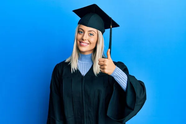 Krásná Blondýnka Maturitní Čepici Slavnostním Županu Dělá Šťastné Palce Nahoru — Stock fotografie