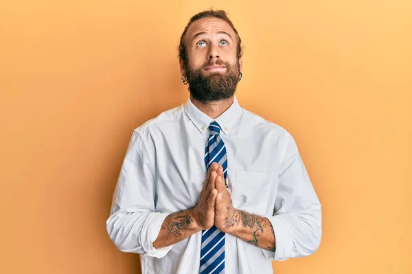 Knappe Man Met Baard Lang Haar Zakelijke Kleding Bedelend Biddend — Stockfoto