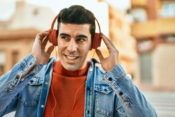 Jovem Hispânico Sorrindo Feliz Usando Fones Ouvido Cidade — Fotografia de Stock