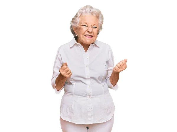 Ältere Grauhaarige Frau Lässiger Kleidung Die Sich Auf Den Erfolg — Stockfoto