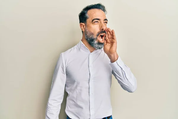 Hombre Mediana Edad Con Barba Pelo Gris Con Camisa Blanca —  Fotos de Stock