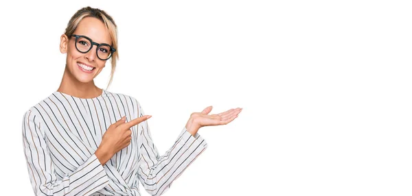 Vacker Blond Kvinna Bär Business Shirt Och Glasögon Förvånad Och — Stockfoto