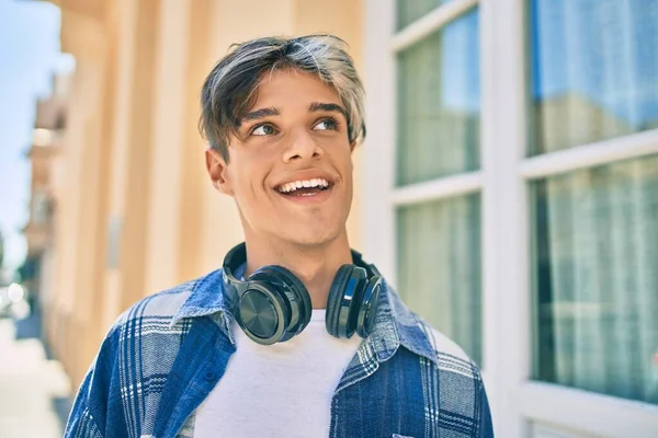 Νεαρός Ισπανός Χαμογελάει Χαρούμενος Ακουστικά Που Περπατάνε Στην Πόλη — Φωτογραφία Αρχείου