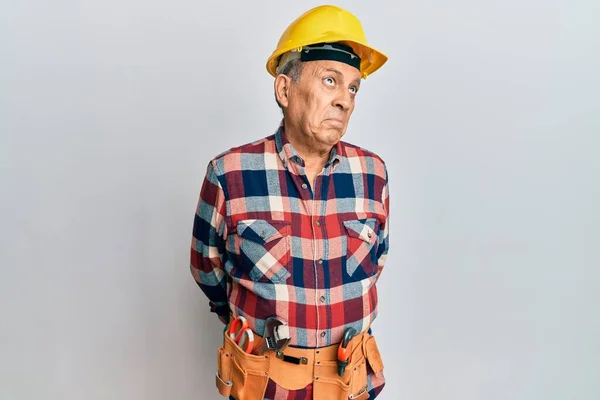 Uomo Ispanico Anziano Che Indossa Tuttofare Uniforme Sorridente Guardando Lato — Foto Stock