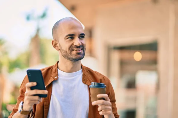 Jovem Hispânico Careca Homem Usando Smartphone Beber Café Cidade — Fotografia de Stock