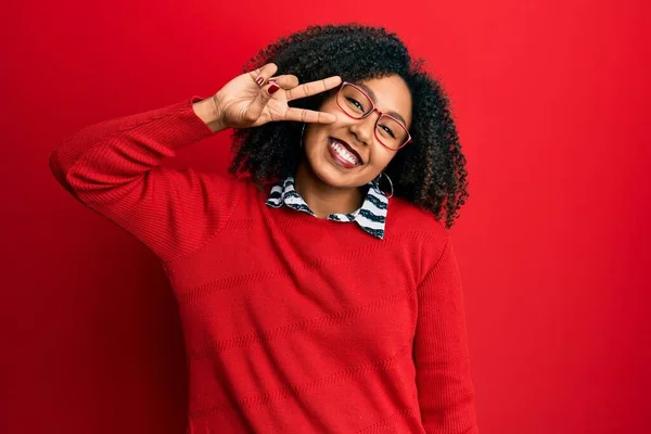 Mooie Afrikaanse Amerikaanse Vrouw Met Afro Haar Dragen Trui Bril — Stockfoto