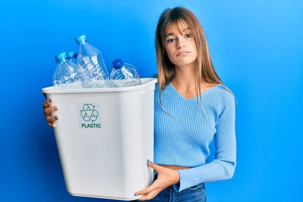 Adolescente Caucasiana Segurando Saco Reciclagem Com Garrafas Plástico Deprimido Preocupar — Fotografia de Stock