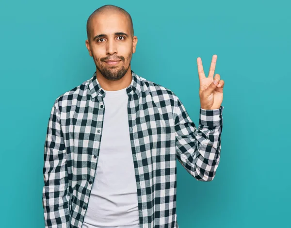Hispánec Dospělý Muž Sobě Ležérní Oblečení Ukazuje Ukazuje Prsty Číslo — Stock fotografie