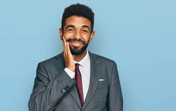 Ung Afrikansk Amerikansk Man Bär Affärskläder Röra Munnen Med Handen — Stockfoto