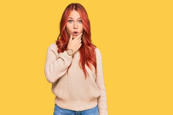 Young Redhead Woman Wearing Casual Winter Sweater Looking Fascinated Disbelief — Stock Photo, Image