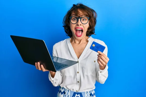 Młoda Brunetka Nosi Biznes Styl Trzymając Laptop Kartę Kredytową Świętując — Zdjęcie stockowe
