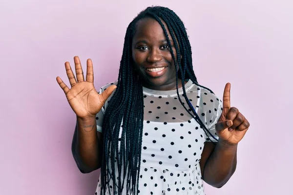 Joven Mujer Negra Con Trenzas Con Ropa Casual Mostrando Señalando — Foto de Stock