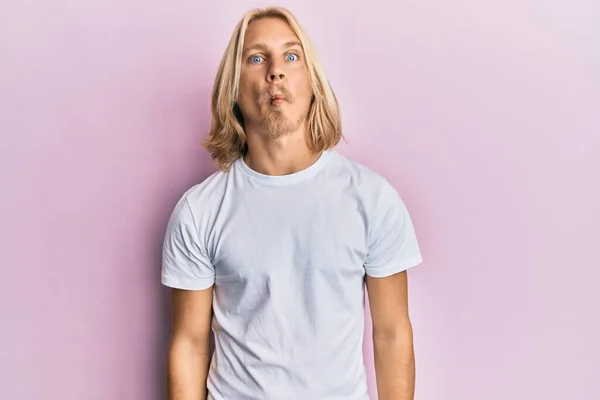 Hombre Joven Caucásico Pelo Largo Con Camiseta Blanca Casual Haciendo — Foto de Stock