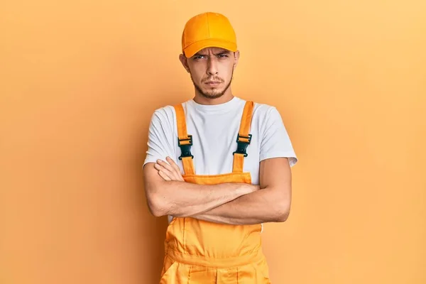 Hispanischer Junger Mann Handwerkeruniform Skeptisch Und Nervös Ablehnender Gesichtsausdruck Mit — Stockfoto