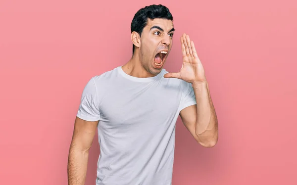 Bonito Homem Hispânico Vestindo Camisa Branca Casual Gritando Gritando Alto — Fotografia de Stock