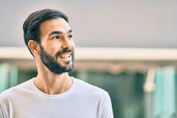 Junger Hispanischer Mann Lächelt Glücklich Der Stadt — Stockfoto