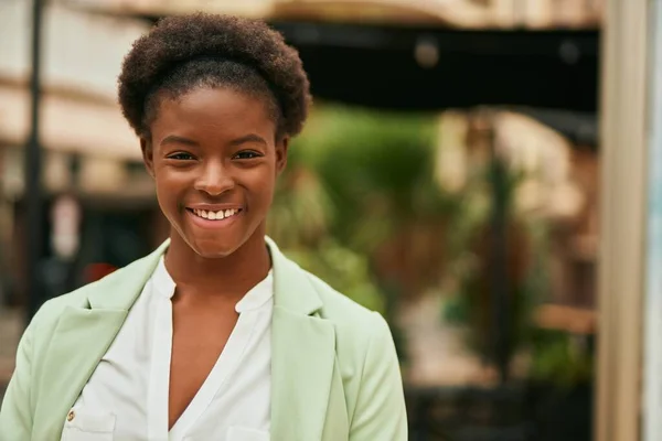 Joven Mujer Negocios Afroamericana Sonriendo Feliz Pie Ciudad — Foto de Stock