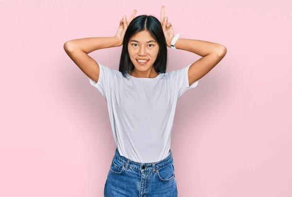 Hermosa Joven Asiático Mujer Usando Casual Blanco Camiseta Posando Divertido — Foto de Stock