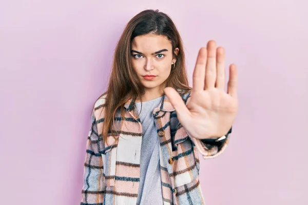 Menina Caucasiana Jovem Vestindo Roupas Casuais Fazendo Parar Cantar Com — Fotografia de Stock