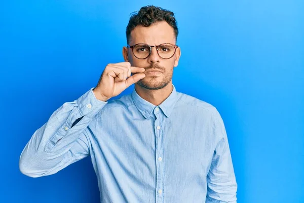 Günlük Kıyafetler Giyen Gözlüklü Ağzı Dudakları Parmaklarıyla Kapanan Spanyol Genç — Stok fotoğraf