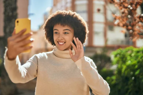 Jovem Hispânica Sorrindo Feliz Fazendo Videochamada Usando Smartphone Cidade — Fotografia de Stock