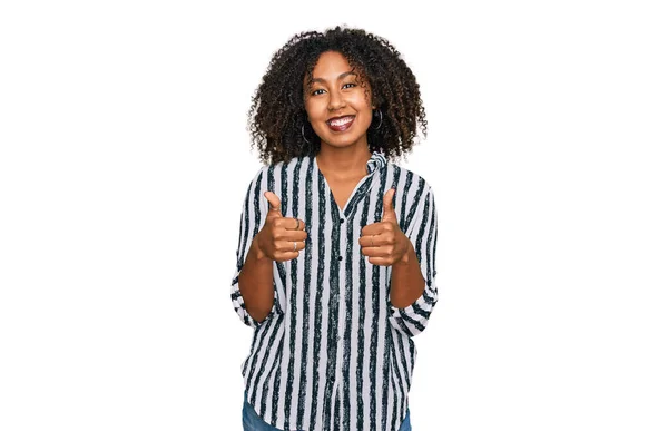 Jovem Afro Americana Vestindo Roupas Casuais Sinal Sucesso Fazendo Gesto — Fotografia de Stock