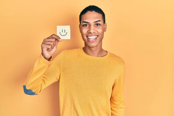 Joven Afroamericano Chico Sosteniendo Sonrisa Recordatorio Buscando Positivo Feliz Pie — Foto de Stock