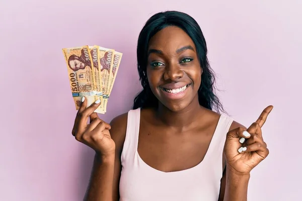 Joven Mujer Afroamericana Sosteniendo Billetes Forinto Húngaros Sonriendo Feliz Señalando — Foto de Stock